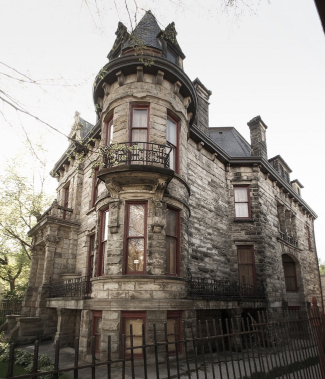 Đột nhập những ngôi nhà ma ám đáng sợ nhất không ai dám ở-29