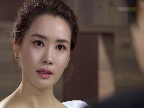 Xôn xao clip thanh niên quỳ gối năn nỉ bạn gái trước cổng trường Cao đẳng Thương Mại Thái Nguyên-3