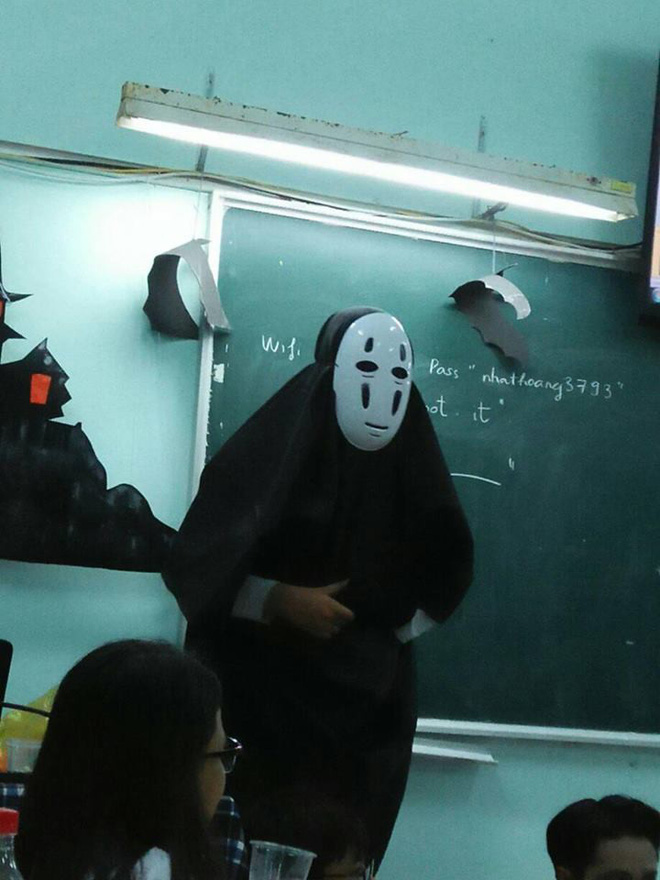 Chất như thầy giáo trường người ta: Nhập vai Vô Diện và tổ chức tiệc Halloween cho học sinh-2