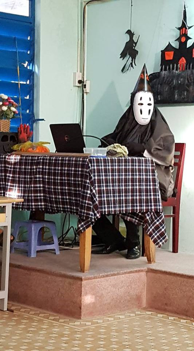 Chất như thầy giáo trường người ta: Nhập vai Vô Diện và tổ chức tiệc Halloween cho học sinh-3