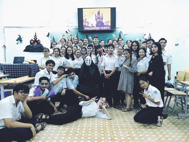 Chất như thầy giáo trường người ta: Nhập vai Vô Diện và tổ chức tiệc Halloween cho học sinh-4