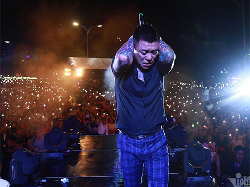 Tuấn Hưng mặt búng ra sữa, lúng túng diễn cùng Quả dưa hấu ở tuổi 20-1