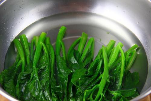 Đầu bếp nhà hàng chỉ ra 3 cách thần kì để rau xào luôn xanh mướt đẹp mắt, căng mọng lại giòn ngon xuất sắc-3