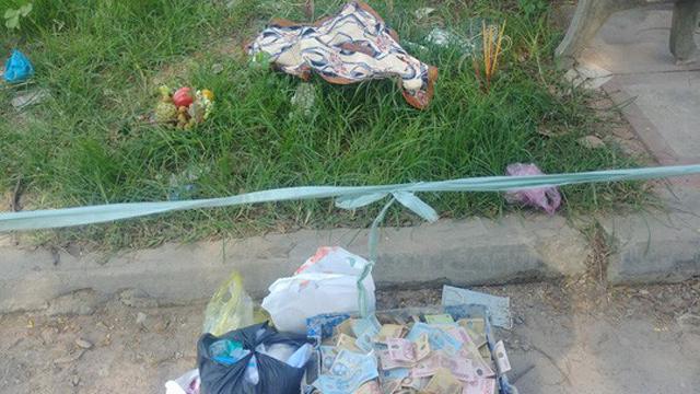 Thi thể bé sơ sinh bị nhét đầy giấy vào miệng được phát hiện ven đường-2