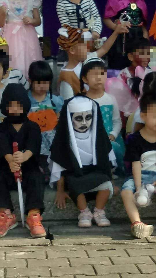 Sau cô bé Vô Diện, dân tình lại được phen cười nghiêng ngả với màn cosplay ác quỷ ma sơ của nhóc tì 4 tuổi-5