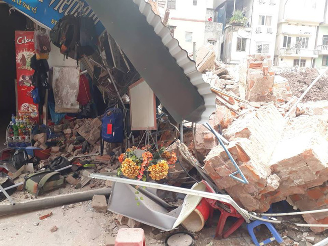 Bức tường lớn đổ sập trên phố Lê Thái Tổ, Hà Nội khiến nhiều người sợ hãi-1