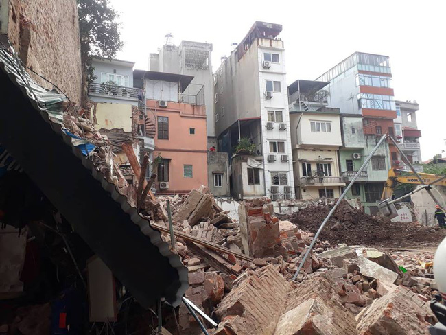 Bức tường lớn đổ sập trên phố Lê Thái Tổ, Hà Nội khiến nhiều người sợ hãi-2