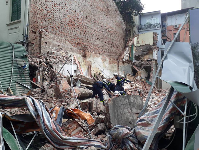 Bức tường lớn đổ sập trên phố Lê Thái Tổ, Hà Nội khiến nhiều người sợ hãi-3