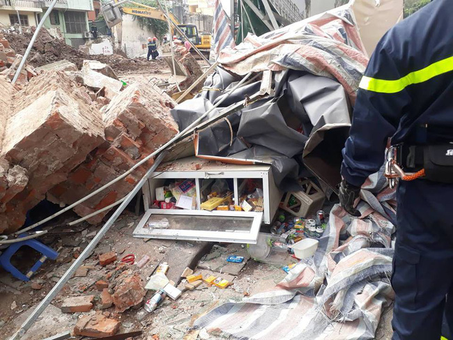 Bức tường lớn đổ sập trên phố Lê Thái Tổ, Hà Nội khiến nhiều người sợ hãi-4