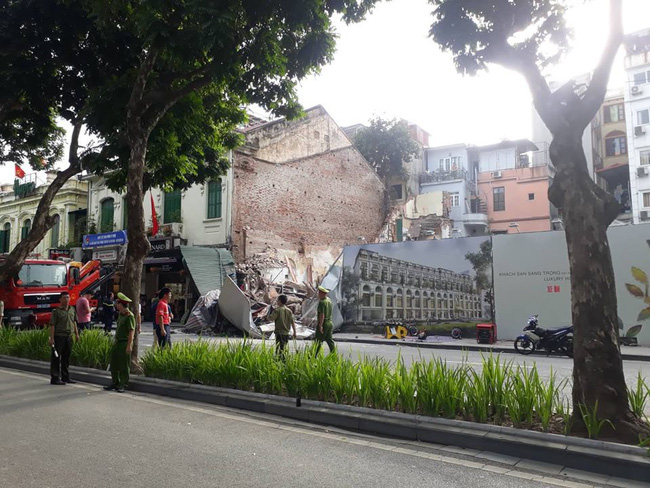 Bức tường lớn đổ sập trên phố Lê Thái Tổ, Hà Nội khiến nhiều người sợ hãi-5