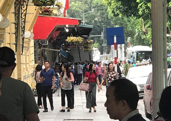 Bức tường lớn đổ sập trên phố Lê Thái Tổ, Hà Nội khiến nhiều người sợ hãi-6