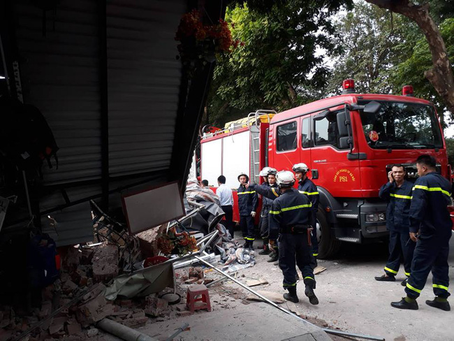 Bức tường lớn đổ sập trên phố Lê Thái Tổ, Hà Nội khiến nhiều người sợ hãi-7