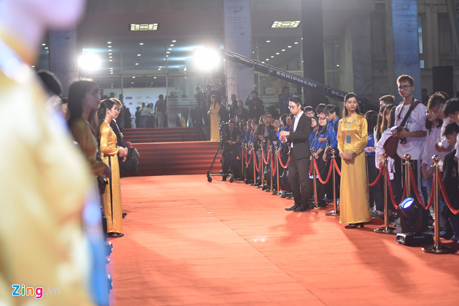 Nhật Kim Anh vấp ngã trên thảm đỏ Liên hoan phim Quốc tế Hà Nội-1