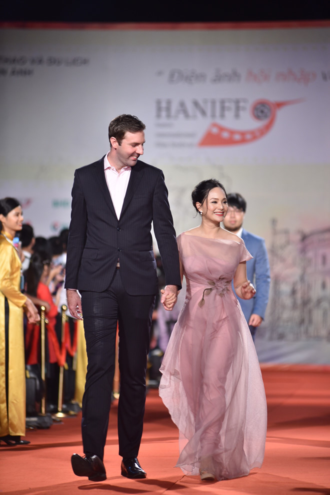 Nhật Kim Anh vấp ngã trên thảm đỏ Liên hoan phim Quốc tế Hà Nội-7