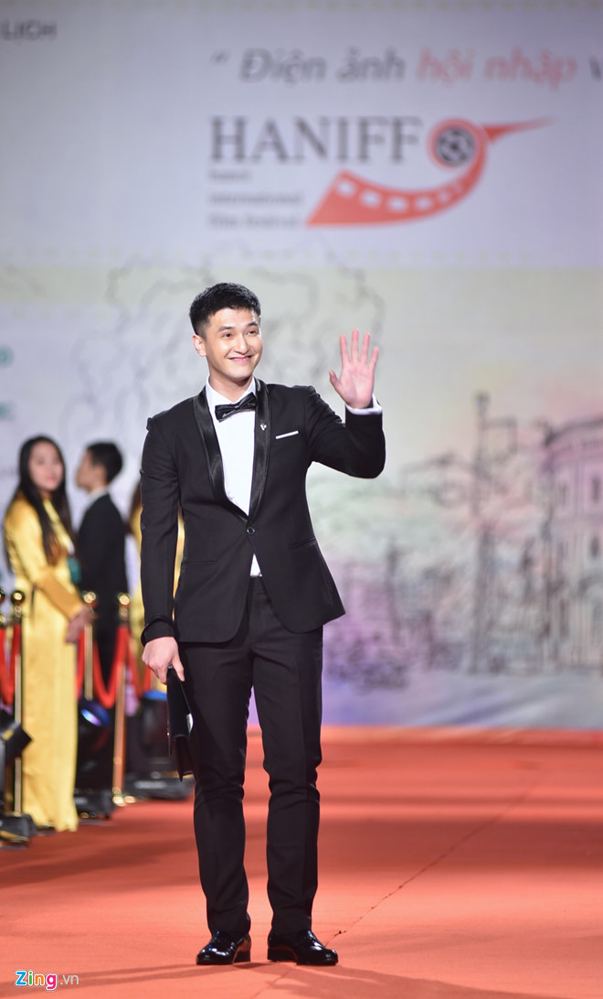 Nhật Kim Anh vấp ngã trên thảm đỏ Liên hoan phim Quốc tế Hà Nội-4