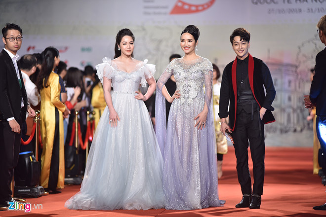 Nhật Kim Anh vấp ngã trên thảm đỏ Liên hoan phim Quốc tế Hà Nội-6