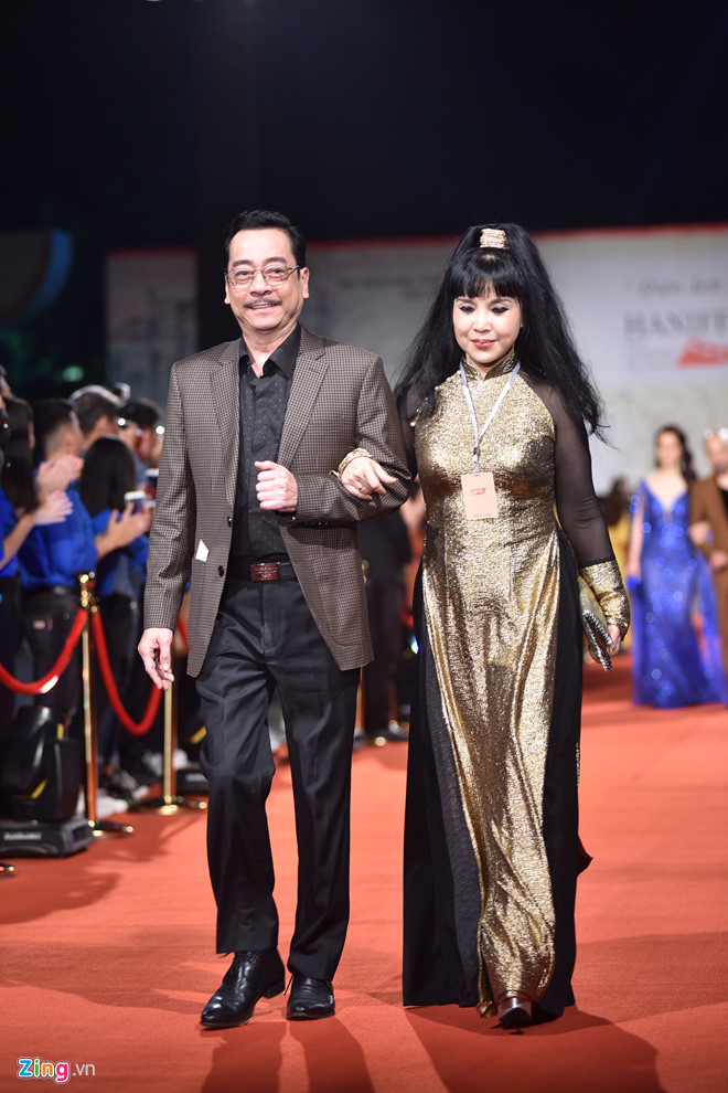 Nhật Kim Anh vấp ngã trên thảm đỏ Liên hoan phim Quốc tế Hà Nội-11