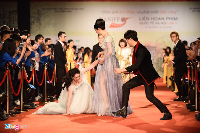 Nhật Kim Anh vấp ngã trên thảm đỏ Liên hoan phim Quốc tế Hà Nội-5