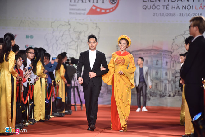 Nhật Kim Anh vấp ngã trên thảm đỏ Liên hoan phim Quốc tế Hà Nội-13