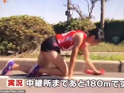 SỐC: Trực thăng của tỷ phú Thái Lan sở hữu đội bóng từng vô địch nước Anh rơi và bốc cháy ngay trước cửa sân vận động-1