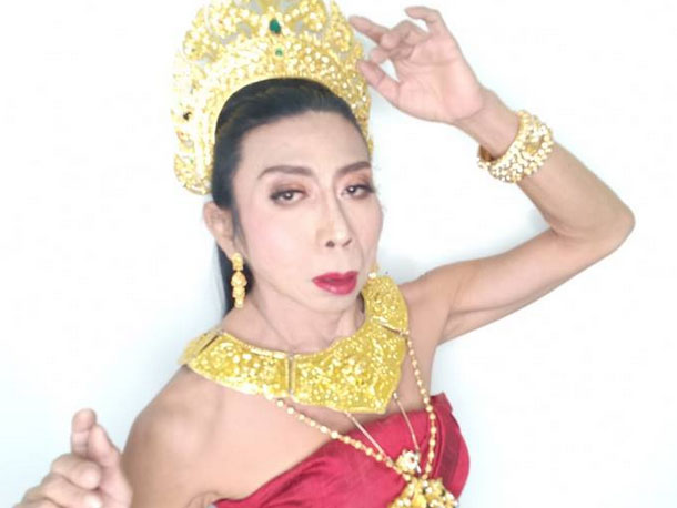 Gái già” chuyển giới Thái Lan gây sốc khi uốn éo hôn tình trẻ trong sinh nhật tuổi 57-10