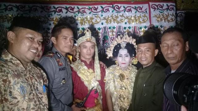 Trai trẻ 20 tuổi kết hôn với bà lão mặt rắn 65 tuổi: Chúng tôi thật sự yêu nhau-2