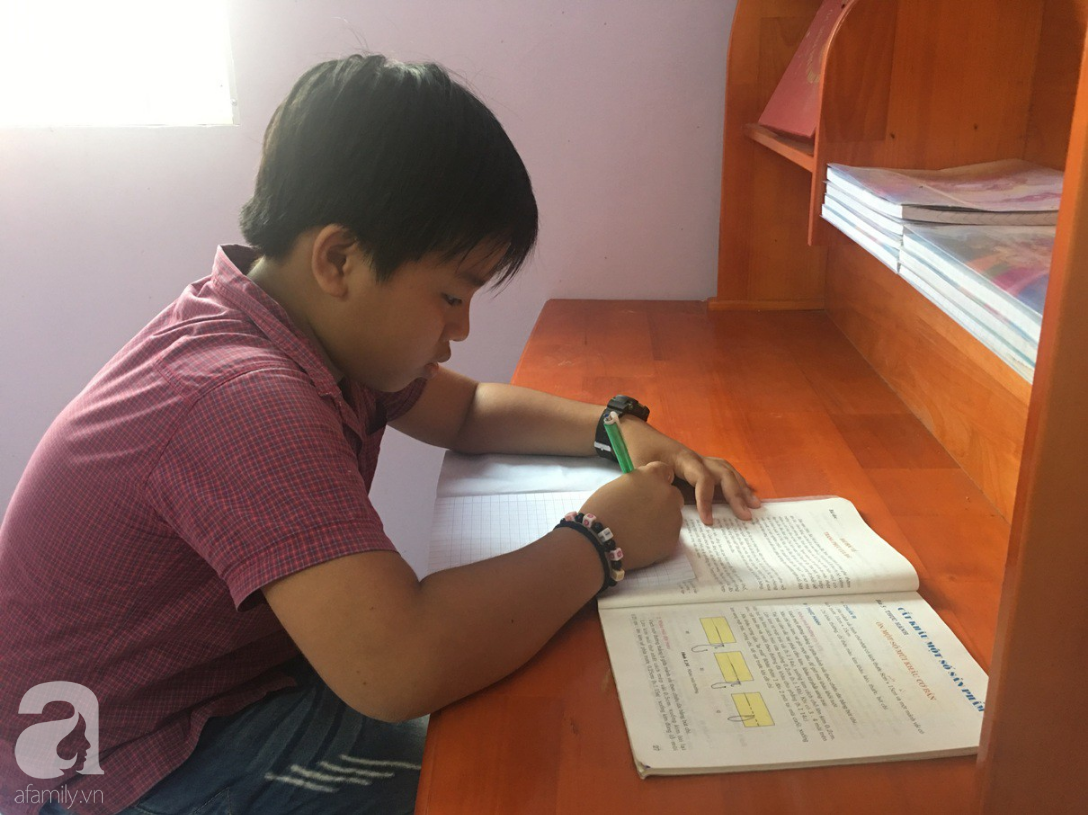 Mẹ bỏ đi lấy chồng, điều ước của bé trai 12 tuổi sống với người cha khờ bệnh tật khiến ai cũng xúc động-4