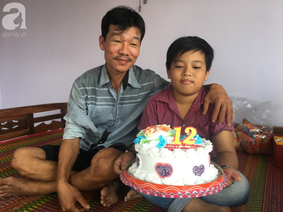 Mẹ bỏ đi lấy chồng, điều ước của bé trai 12 tuổi sống với người cha khờ bệnh tật khiến ai cũng xúc động-10