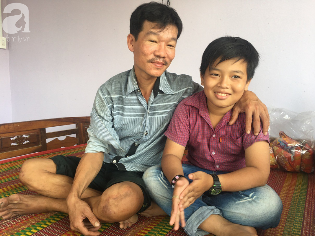 Mẹ bỏ đi lấy chồng, điều ước của bé trai 12 tuổi sống với người cha khờ bệnh tật khiến ai cũng xúc động-2