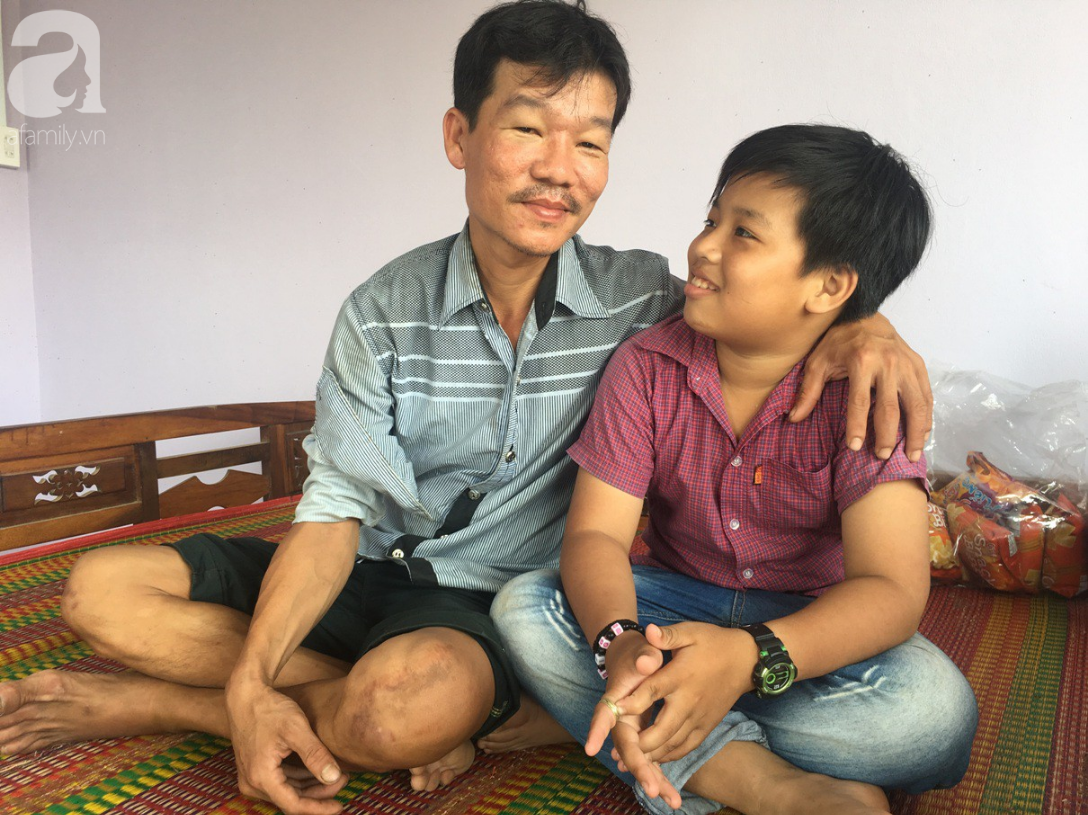 Mẹ bỏ đi lấy chồng, điều ước của bé trai 12 tuổi sống với người cha khờ bệnh tật khiến ai cũng xúc động-8