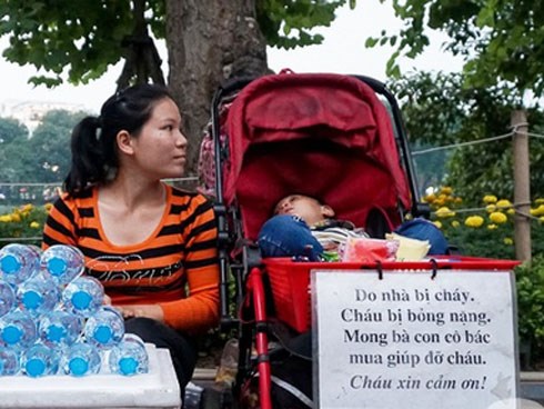 Giấc mơ bên chiếc xe nôi của mẹ em bé 4 tuổi, 2 năm không thể khép mi ngủ, cuối tuần đưa nhau lên phố đi bộ bán hàng