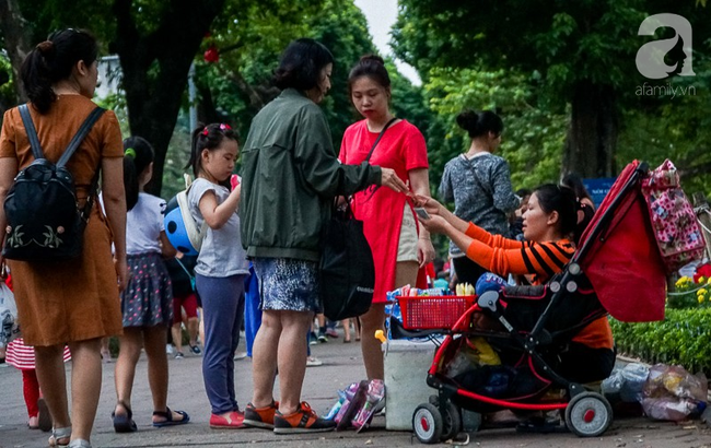 Giấc mơ bên chiếc xe nôi của mẹ em bé 4 tuổi, 2 năm không thể khép mi ngủ, cuối tuần đưa nhau lên phố đi bộ bán hàng-3