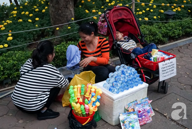 Giấc mơ bên chiếc xe nôi của mẹ em bé 4 tuổi, 2 năm không thể khép mi ngủ, cuối tuần đưa nhau lên phố đi bộ bán hàng-11