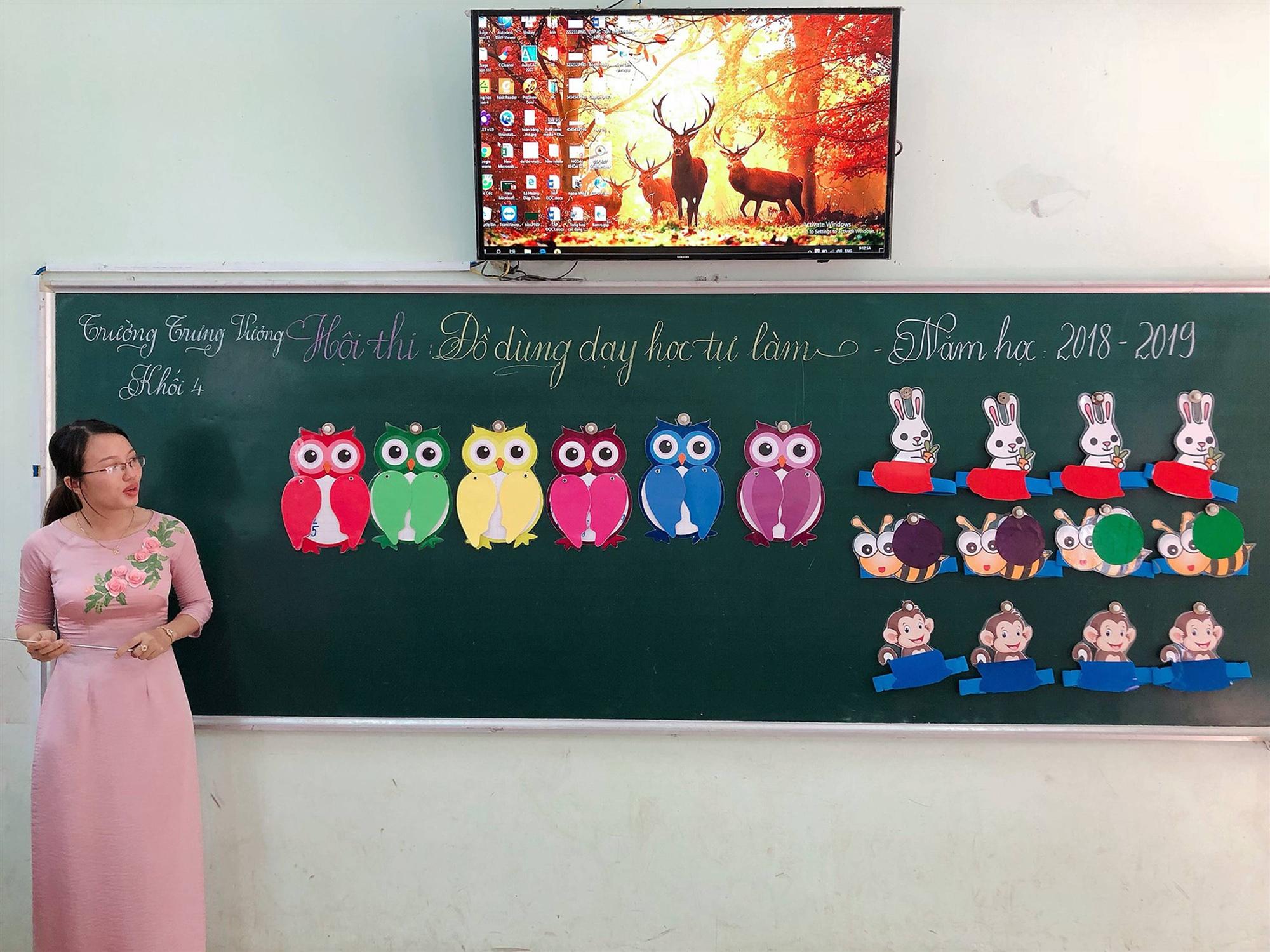 Các cô giáo viết đẹp hơn đánh máy ở Quảng Trị tiếp tục gây sốt với khả năng sáng tạo đồ dùng dạy học không giới hạn-4