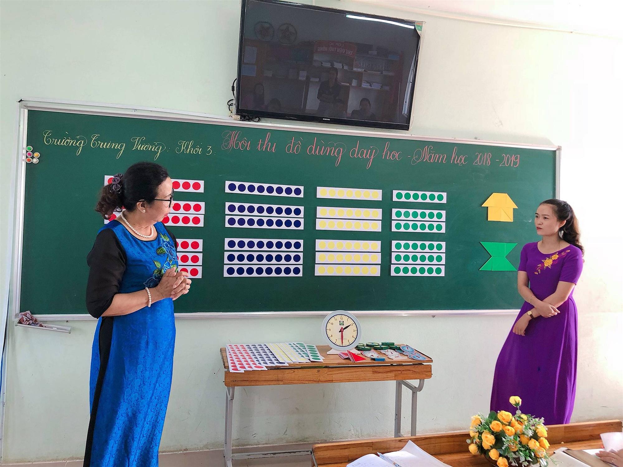 Các cô giáo viết đẹp hơn đánh máy ở Quảng Trị tiếp tục gây sốt với khả năng sáng tạo đồ dùng dạy học không giới hạn-8