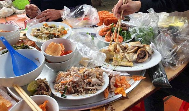 Cô dâu than trời vì nhà trai qua ăn cỗ mang theo túi lấy phần, khi về tiện tay vác luôn cả thùng bia-3