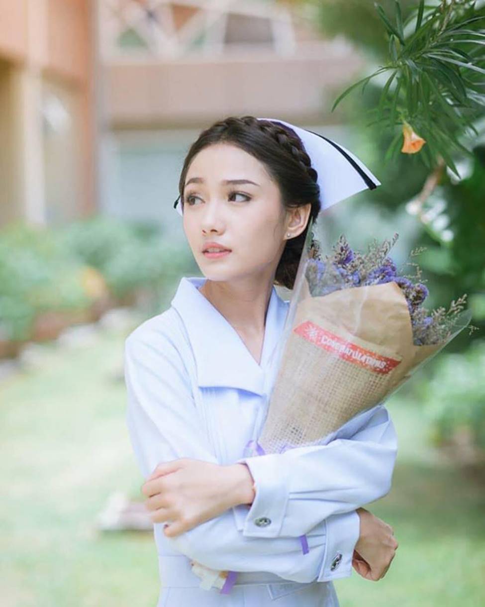 Dung nhan nóng bỏng của nữ y tá bị sa thải vì quá nổi tiếng-2