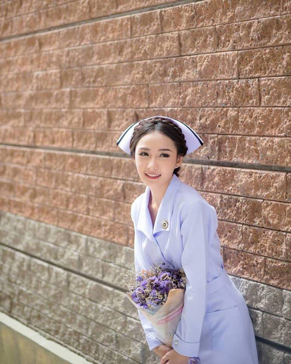 Dung nhan nóng bỏng của nữ y tá bị sa thải vì quá nổi tiếng-4