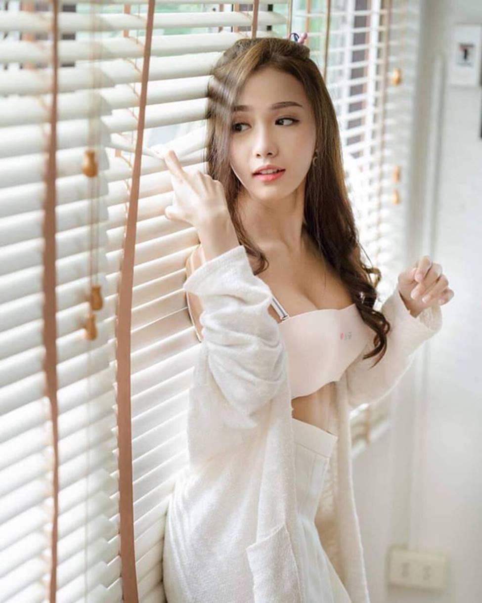 Dung nhan nóng bỏng của nữ y tá bị sa thải vì quá nổi tiếng-6