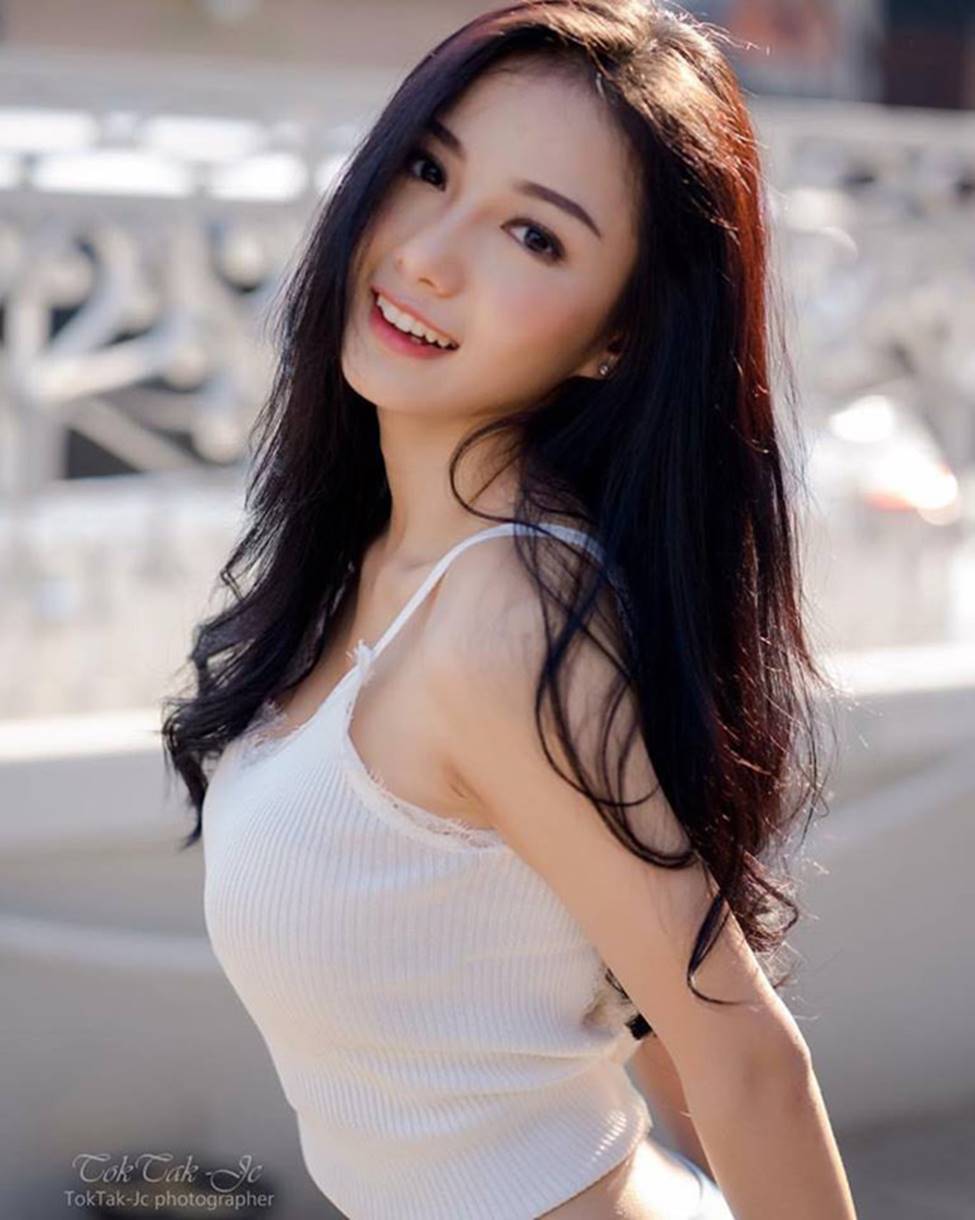 Dung nhan nóng bỏng của nữ y tá bị sa thải vì quá nổi tiếng-16