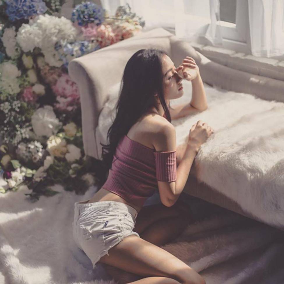 Dung nhan nóng bỏng của nữ y tá bị sa thải vì quá nổi tiếng-20