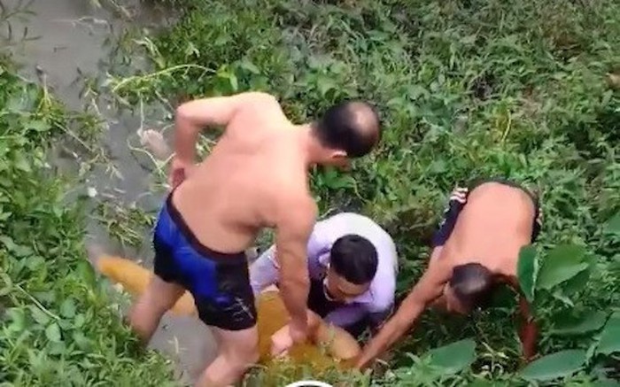 Trên đường đi đám cưới, Trung tá công an nhảy xuống sông cứu cô gái tự tử-1