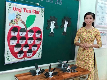 Các cô giáo viết đẹp hơn đánh máy ở Quảng Trị tiếp tục gây sốt với khả năng sáng tạo đồ dùng dạy học không giới hạn
