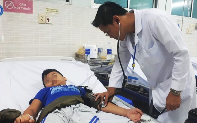 TP.HCM: 26 trẻ nhập viện cấp cứu sau khi ăn bánh mì chà bông gà lúc đi lễ nhà thờ-2