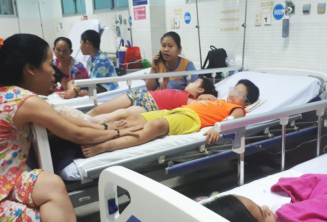 TP.HCM: 26 trẻ nhập viện cấp cứu sau khi ăn bánh mì chà bông gà lúc đi lễ nhà thờ-1