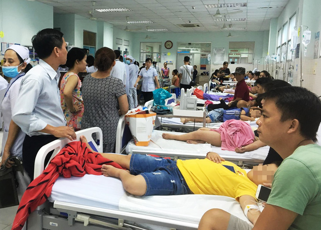 TP.HCM: 26 trẻ nhập viện cấp cứu sau khi ăn bánh mì chà bông gà lúc đi lễ nhà thờ-3