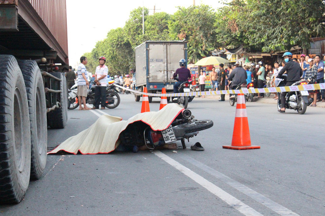 Hàng trăm người đứng xem vụ container cán xe máy khiến 1 người tử vong-1