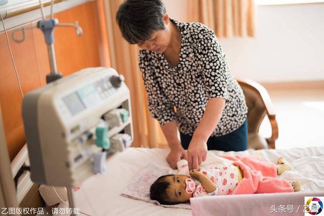 Bố mẹ bỏ vì bệnh, bé sơ sinh níu tay bà như nói Con ngoan không khóc, đừng bỏ con-2