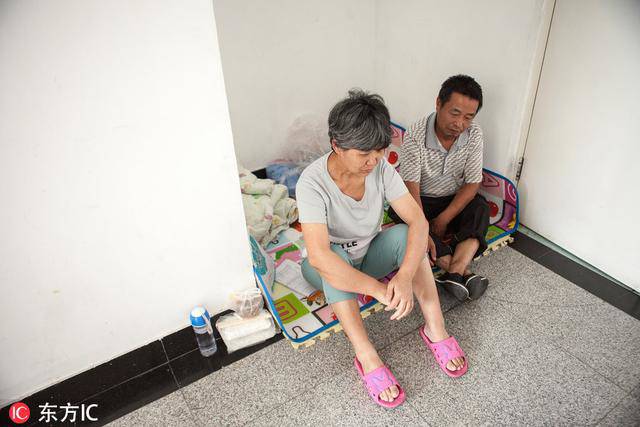 Bố mẹ bỏ vì bệnh, bé sơ sinh níu tay bà như nói Con ngoan không khóc, đừng bỏ con-5