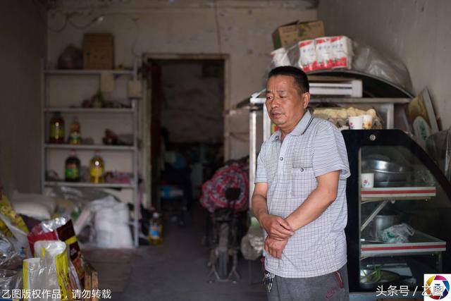 Bố mẹ bỏ vì bệnh, bé sơ sinh níu tay bà như nói Con ngoan không khóc, đừng bỏ con-7